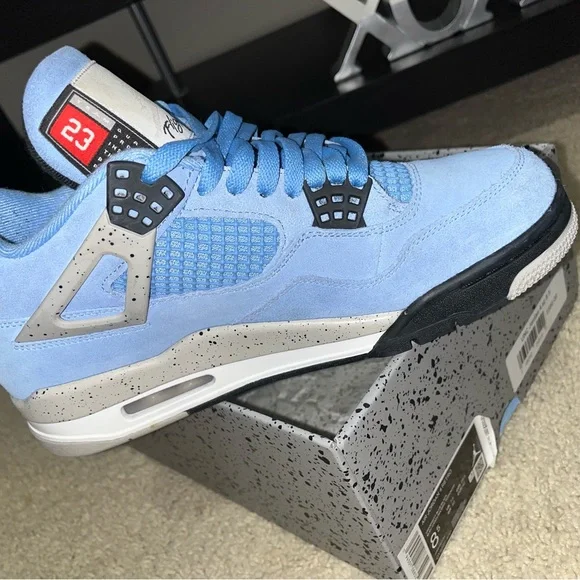 Air Jordan 4 Retro “University Blue”